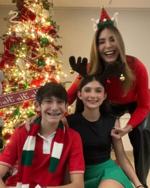 Viviana Gibelli Instagram - Feliz navidad les desea esta familia 🎁🎄🤗

#miscostillasyyo

#aranzaysebastian #lomejordemividaas #navidad2024 #miscostillas