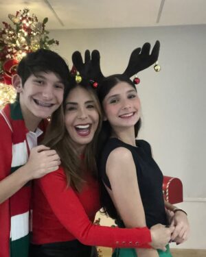 Viviana Gibelli Instagram - Feliz navidad les desea esta familia 🎁🎄🤗

#miscostillasyyo

#aranzaysebastian #lomejordemividaas #navidad2024 #miscostillas