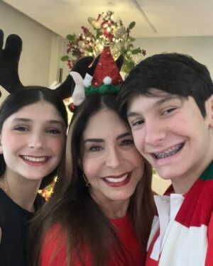 Viviana Gibelli Instagram - Feliz navidad les desea esta familia 🎁🎄🤗

#miscostillasyyo

#aranzaysebastian #lomejordemividaas #navidad2024 #miscostillas