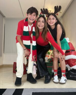 Viviana Gibelli Instagram - Feliz navidad les desea esta familia 🎁🎄🤗

#miscostillasyyo

#aranzaysebastian #lomejordemividaas #navidad2024 #miscostillas