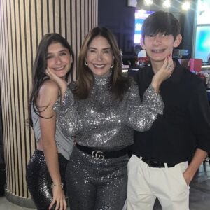 Viviana Gibelli Instagram - Cierro con estas fotos de lo más grande que tengo en la vida, Mis Costillas. Por un 2025 en donde pueda seguir acompañándolos con salud y sabiduría. Con locura los amo @aranzaakinin y @sebasakinin ❤️

#aranzaysebastián #lomejordemividaas