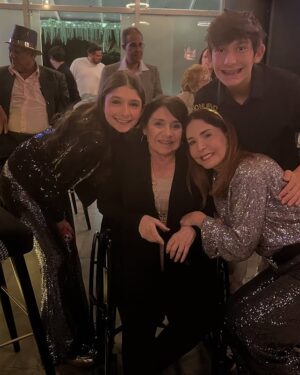 Viviana Gibelli Instagram - ✨MIS MOMENTOS DE ANOCHE. Desliza ➡️

-Entre abrazos y 🍇… Así despedimos el año.

- Creo que haber hecho “La Guerra de los Sexos”15 años me dejó ciertas habilidades 🤣 

- No se si fue “La lengua de suegra” que estaba rota, torcida o la fue la presbicia 🤓 ¿Qué dicen ustedes? 

-En mi familia hay muchos Chamos y de verdad cuadrar estos juegos fue lo máximo!! 💯 recomendados, así sean puros adultos.

- Este año no lloré. Ustedes saben que entre uvas y abrazos siempre cabe una lagrimita de sentimiento… Esta vez con mucha alegría, esperanza y agradecimiento abrace el momento. Vivir el presente, es lo que realmente tenemos.

- Ese deseo que tenemos en común como Venezolanos estaba en mis uvas y se que en las de ustedes también.

- Que mis hijos recuerden la unión en familia, nuestras tradiciones, el amor y como un abrazo de fin de año te recarga de Oxitocina para comenzar el nuevo.

-Yo soy la “Tía Pachi” así me llaman desde chamitos

- Nada como la bulla de la familia. Esa es la música de este post…🎶🎵y el mejor soundtrack de mi vida. 

- Los Amo ❤️ Que todos tengamos un año Poderoso, cargado de buenas noticias y mucha salud para poder disfrutarlo.

- FELIZ 2025 🫶🤗✨

#felizañonuevo #2025 #familia #aranzaysebastian  #lomejordemividaas