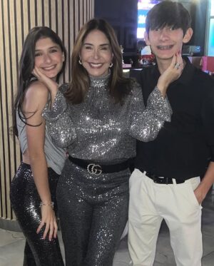 Viviana Gibelli Instagram - ✨MIS MOMENTOS DE ANOCHE. Desliza ➡️

-Entre abrazos y 🍇… Así despedimos el año.

- Creo que haber hecho “La Guerra de los Sexos”15 años me dejó ciertas habilidades 🤣 

- No se si fue “La lengua de suegra” que estaba rota, torcida o la fue la presbicia 🤓 ¿Qué dicen ustedes? 

-En mi familia hay muchos Chamos y de verdad cuadrar estos juegos fue lo máximo!! 💯 recomendados, así sean puros adultos.

- Este año no lloré. Ustedes saben que entre uvas y abrazos siempre cabe una lagrimita de sentimiento… Esta vez con mucha alegría, esperanza y agradecimiento abrace el momento. Vivir el presente, es lo que realmente tenemos.

- Ese deseo que tenemos en común como Venezolanos estaba en mis uvas y se que en las de ustedes también.

- Que mis hijos recuerden la unión en familia, nuestras tradiciones, el amor y como un abrazo de fin de año te recarga de Oxitocina para comenzar el nuevo.

-Yo soy la “Tía Pachi” así me llaman desde chamitos

- Nada como la bulla de la familia. Esa es la música de este post…🎶🎵y el mejor soundtrack de mi vida. 

- Los Amo ❤️ Que todos tengamos un año Poderoso, cargado de buenas noticias y mucha salud para poder disfrutarlo.

- FELIZ 2025 🫶🤗✨

#felizañonuevo #2025 #familia #aranzaysebastian  #lomejordemividaas