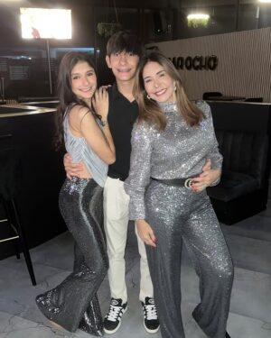 Viviana Gibelli Instagram - ✨MIS MOMENTOS DE ANOCHE. Desliza ➡️

-Entre abrazos y 🍇… Así despedimos el año.

- Creo que haber hecho “La Guerra de los Sexos”15 años me dejó ciertas habilidades 🤣 

- No se si fue “La lengua de suegra” que estaba rota, torcida o la fue la presbicia 🤓 ¿Qué dicen ustedes? 

-En mi familia hay muchos Chamos y de verdad cuadrar estos juegos fue lo máximo!! 💯 recomendados, así sean puros adultos.

- Este año no lloré. Ustedes saben que entre uvas y abrazos siempre cabe una lagrimita de sentimiento… Esta vez con mucha alegría, esperanza y agradecimiento abrace el momento. Vivir el presente, es lo que realmente tenemos.

- Ese deseo que tenemos en común como Venezolanos estaba en mis uvas y se que en las de ustedes también.

- Que mis hijos recuerden la unión en familia, nuestras tradiciones, el amor y como un abrazo de fin de año te recarga de Oxitocina para comenzar el nuevo.

-Yo soy la “Tía Pachi” así me llaman desde chamitos

- Nada como la bulla de la familia. Esa es la música de este post…🎶🎵y el mejor soundtrack de mi vida. 

- Los Amo ❤️ Que todos tengamos un año Poderoso, cargado de buenas noticias y mucha salud para poder disfrutarlo.

- FELIZ 2025 🫶🤗✨

#felizañonuevo #2025 #familia #aranzaysebastian  #lomejordemividaas