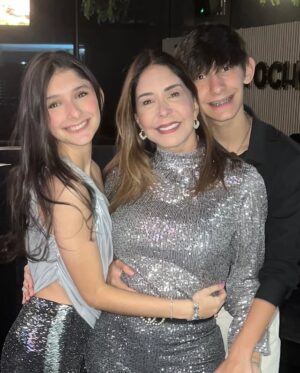 Viviana Gibelli Instagram - ✨MIS MOMENTOS DE ANOCHE. Desliza ➡️

-Entre abrazos y 🍇… Así despedimos el año.

- Creo que haber hecho “La Guerra de los Sexos”15 años me dejó ciertas habilidades 🤣 

- No se si fue “La lengua de suegra” que estaba rota, torcida o la fue la presbicia 🤓 ¿Qué dicen ustedes? 

-En mi familia hay muchos Chamos y de verdad cuadrar estos juegos fue lo máximo!! 💯 recomendados, así sean puros adultos.

- Este año no lloré. Ustedes saben que entre uvas y abrazos siempre cabe una lagrimita de sentimiento… Esta vez con mucha alegría, esperanza y agradecimiento abrace el momento. Vivir el presente, es lo que realmente tenemos.

- Ese deseo que tenemos en común como Venezolanos estaba en mis uvas y se que en las de ustedes también.

- Que mis hijos recuerden la unión en familia, nuestras tradiciones, el amor y como un abrazo de fin de año te recarga de Oxitocina para comenzar el nuevo.

-Yo soy la “Tía Pachi” así me llaman desde chamitos

- Nada como la bulla de la familia. Esa es la música de este post…🎶🎵y el mejor soundtrack de mi vida. 

- Los Amo ❤️ Que todos tengamos un año Poderoso, cargado de buenas noticias y mucha salud para poder disfrutarlo.

- FELIZ 2025 🫶🤗✨

#felizañonuevo #2025 #familia #aranzaysebastian  #lomejordemividaas