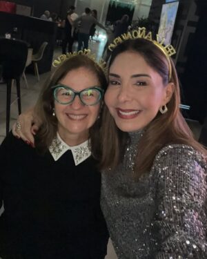 Viviana Gibelli Instagram - ✨MIS MOMENTOS DE ANOCHE. Desliza ➡️

-Entre abrazos y 🍇… Así despedimos el año.

- Creo que haber hecho “La Guerra de los Sexos”15 años me dejó ciertas habilidades 🤣 

- No se si fue “La lengua de suegra” que estaba rota, torcida o la fue la presbicia 🤓 ¿Qué dicen ustedes? 

-En mi familia hay muchos Chamos y de verdad cuadrar estos juegos fue lo máximo!! 💯 recomendados, así sean puros adultos.

- Este año no lloré. Ustedes saben que entre uvas y abrazos siempre cabe una lagrimita de sentimiento… Esta vez con mucha alegría, esperanza y agradecimiento abrace el momento. Vivir el presente, es lo que realmente tenemos.

- Ese deseo que tenemos en común como Venezolanos estaba en mis uvas y se que en las de ustedes también.

- Que mis hijos recuerden la unión en familia, nuestras tradiciones, el amor y como un abrazo de fin de año te recarga de Oxitocina para comenzar el nuevo.

-Yo soy la “Tía Pachi” así me llaman desde chamitos

- Nada como la bulla de la familia. Esa es la música de este post…🎶🎵y el mejor soundtrack de mi vida. 

- Los Amo ❤️ Que todos tengamos un año Poderoso, cargado de buenas noticias y mucha salud para poder disfrutarlo.

- FELIZ 2025 🫶🤗✨

#felizañonuevo #2025 #familia #aranzaysebastian  #lomejordemividaas