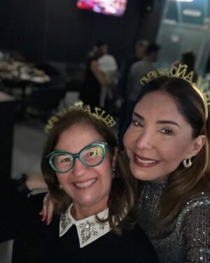 Viviana Gibelli Instagram - ✨MIS MOMENTOS DE ANOCHE. Desliza ➡️

-Entre abrazos y 🍇… Así despedimos el año.

- Creo que haber hecho “La Guerra de los Sexos”15 años me dejó ciertas habilidades 🤣 

- No se si fue “La lengua de suegra” que estaba rota, torcida o la fue la presbicia 🤓 ¿Qué dicen ustedes? 

-En mi familia hay muchos Chamos y de verdad cuadrar estos juegos fue lo máximo!! 💯 recomendados, así sean puros adultos.

- Este año no lloré. Ustedes saben que entre uvas y abrazos siempre cabe una lagrimita de sentimiento… Esta vez con mucha alegría, esperanza y agradecimiento abrace el momento. Vivir el presente, es lo que realmente tenemos.

- Ese deseo que tenemos en común como Venezolanos estaba en mis uvas y se que en las de ustedes también.

- Que mis hijos recuerden la unión en familia, nuestras tradiciones, el amor y como un abrazo de fin de año te recarga de Oxitocina para comenzar el nuevo.

-Yo soy la “Tía Pachi” así me llaman desde chamitos

- Nada como la bulla de la familia. Esa es la música de este post…🎶🎵y el mejor soundtrack de mi vida. 

- Los Amo ❤️ Que todos tengamos un año Poderoso, cargado de buenas noticias y mucha salud para poder disfrutarlo.

- FELIZ 2025 🫶🤗✨

#felizañonuevo #2025 #familia #aranzaysebastian  #lomejordemividaas