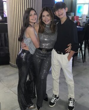 Viviana Gibelli Instagram - ✨MIS MOMENTOS DE ANOCHE. Desliza ➡️

-Entre abrazos y 🍇… Así despedimos el año.

- Creo que haber hecho “La Guerra de los Sexos”15 años me dejó ciertas habilidades 🤣 

- No se si fue “La lengua de suegra” que estaba rota, torcida o la fue la presbicia 🤓 ¿Qué dicen ustedes? 

-En mi familia hay muchos Chamos y de verdad cuadrar estos juegos fue lo máximo!! 💯 recomendados, así sean puros adultos.

- Este año no lloré. Ustedes saben que entre uvas y abrazos siempre cabe una lagrimita de sentimiento… Esta vez con mucha alegría, esperanza y agradecimiento abrace el momento. Vivir el presente, es lo que realmente tenemos.

- Ese deseo que tenemos en común como Venezolanos estaba en mis uvas y se que en las de ustedes también.

- Que mis hijos recuerden la unión en familia, nuestras tradiciones, el amor y como un abrazo de fin de año te recarga de Oxitocina para comenzar el nuevo.

-Yo soy la “Tía Pachi” así me llaman desde chamitos

- Nada como la bulla de la familia. Esa es la música de este post…🎶🎵y el mejor soundtrack de mi vida. 

- Los Amo ❤️ Que todos tengamos un año Poderoso, cargado de buenas noticias y mucha salud para poder disfrutarlo.

- FELIZ 2025 🫶🤗✨

#felizañonuevo #2025 #familia #aranzaysebastian  #lomejordemividaas