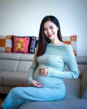 Vivien Yeo Instagram - 很高興在農曆新年前迎接了新的家庭成員回家，我們全家人都很開心，兩位姐姐都很高興多了個龍弟弟🐲陪他們玩。多謝所有醫生和護士的幫忙，一切都非常順利。 感恩感激❤️祝大家新年快樂✨人日快樂🌸