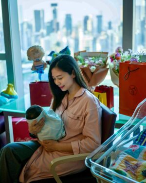 Vivien Yeo Instagram - 很高興在農曆新年前迎接了新的家庭成員回家，我們全家人都很開心，兩位姐姐都很高興多了個龍弟弟🐲陪他們玩。多謝所有醫生和護士的幫忙，一切都非常順利。 感恩感激❤️祝大家新年快樂✨人日快樂🌸