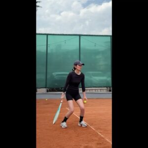 Waa Wei Instagram - -
我知道如果我一直待在家裡會持續陷入難過的情緒，難過的時候，人會像枯萎的花朵、會像乾乾的葉子⋯

我要去曬太陽，我要去流汗，我要去運動，我要把自己照顧好，大家都要健健康康的，好嗎好嗎～