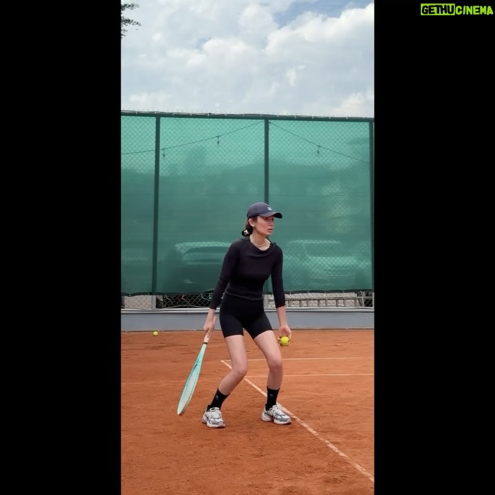 Waa Wei - 22.8K Likes - -
我知道如果我一直待在家裡會持續陷入難過的情緒,難過的時候,人會像枯萎的花朵、會像乾乾的葉子⋯
我要去曬太陽,我要去流汗,我要去運動,我要把自己照顧好,大家都要健健康康的,好嗎好嗎~