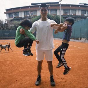 Waa Wei Instagram - -
我知道如果我一直待在家裡會持續陷入難過的情緒，難過的時候，人會像枯萎的花朵、會像乾乾的葉子⋯

我要去曬太陽，我要去流汗，我要去運動，我要把自己照顧好，大家都要健健康康的，好嗎好嗎～