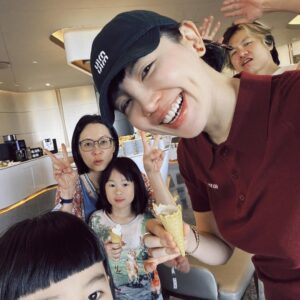 Waa Wei Instagram - 帶著「不會被帶去賣掉吧！」的心情上飛機，抵達泰國的時候，蔡醫師把耳機當成過夜包帶下飛機了，竟然有人比我還ㄎㄧㄤ，瞬間放鬆了不少。

-

蔡醫師常常問我有沒有吃過什麼什麼⋯我常常都說沒有，不是因為減重不敢說，是因為平常和兒子吃的東西就那些，我是可以一直吃一樣的食物也不太會膩的人，蔡醫師如果有吃到好吃的餐廳，他都會拍照推薦給我，有時候我看到照片就等於好像也吃過了，今年過年他送了我一串超Q彈麝香葡萄，又給了我一鍋驥園雞湯，濃到嘴唇不用擦護唇膏，很好喝。

過年前和蔡醫師和他的太太和診所的護理師一起去吃宵夜，他們問我要不要和他們一起去員工旅遊，我想他們也都帶著孩子，這種行程應該很適合親子，於是就跟著一起出發了！

-

整個過年其實身體很不舒服，我笑說這病還真會挑時間，一放假就開始喉嚨啊鼻子啊都不對勁，我連發個文和限動的力氣都沒有，而且就好像快要好的時候，又感冒了。

我每年都有打流感疫苗，但就是打完就會感冒⋯ 🤔，我很少感冒，但一感冒就是比較激烈的那種。

-

大家一起坐在遊覽車上旅行的經驗很少，可能上次是國中畢業旅行吧，喔，很多年前去芬蘭創作營有和一群音樂人坐了大巴士。

其實我也是蠻害羞的人，我知道沒人信，但是是真的，我常常硬著頭皮、鼓起勇氣和別人說話。

我都和路易坐在一起聊天和睡覺，他很乖都沒有鬧，除了有天被泰國的天氣熱到發脾氣一下而已，還有坐太久的車，流了幾滴眼淚，他有幫我整理行李和折衣服，我找不到房卡的時候，也是他幫我找到的。

-

最好笑和最驚訝的事情是某天早上吃早餐的時候，遇到黃少雍一家人，哈哈哈哈哈，也太巧了！我們後來也相約一起吃了晚餐，看到黃蛹和路易已經可以亂聊天，好可愛喔！

-

這次有個行程是幫大象洗澡，我就讓路易下水玩，我在旁邊看，因為想到等等要幫他洗澡換衣服，若是還要忙著整理我自己，我應該會瘋掉，所以就讓其他人和他下水玩，我在旁邊拍照。

我看著那頭大象⋯看著他的眼睛，我不知道他聽不聽得懂我說的話，但我一直和他說謝謝，和他說辛苦了，和他說你好棒，和他揮揮手！

然後大象竟然為了我從水裡走上來，他想黏著我，我就和他拍了好多張照片，我不知道怎麼表達我最高誠意的謝謝，於是用頭靠著他。

我知道他可以感受得到的♥️🐘

黃小愛可以作證，因為小愛在和他拍照的時候，我就一直在和大象進行”溝通”，然後大象就一直朝著我的方向走來。

-

謝謝黃醫師幫忙帶路易下水和大象玩，還把他扛到肩上，從那天之後，彷彿黃醫師有光，時不時路易就會要他抱一下，哈哈哈哈！黃醫師的太太很快也要生寶寶了，期待他們可愛的雙胞胎。

-

去動物園餵長頸鹿的時候，我也是忍不住一直和長頸鹿說話，我就覺得他們會懂啊，哈哈哈。

-

大家一起在船上晚餐、看了美麗的Lady boy和肌肉型男表演、換了泰服去鄭王廟拍照、好喜歡沾芒果的辣椒糖、長柄榴槤怎麼這麼好吃？持續的覺得泰國的冬天怎麼還是好熱？觀光重創怎麼還是這麼多人？

-

沒有被賣掉，平安的回到了寒冷的台北，確定自己還是喜歡冬天的，但我吃到臉變好圓⋯ 

隔天就衝去找蔡醫師，設定新目標是減5公斤，決定開始認真飲控，這次還試了之前都沒試過的美顏針，月底要拍mv，一定要美美的才可以。

在診所看到一起去泰國玩的大家，這次去掛號，多了一點特別的情感。

謝謝蔡醫師和他的太太宜蓁和一路上同行的大家，很有趣也很難忘的旅行。

-

仍然在等待小巨蛋能賜給我場地，然後我已經很久沒有代言了，也很久沒有拍廣告了，2025年請賜給我更多工作吧！！！

-

喜歡《珍珠刑》 嗎？ 
你有想我嗎？