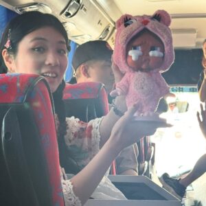 Waa Wei Instagram - 帶著「不會被帶去賣掉吧！」的心情上飛機，抵達泰國的時候，蔡醫師把耳機當成過夜包帶下飛機了，竟然有人比我還ㄎㄧㄤ，瞬間放鬆了不少。

-

蔡醫師常常問我有沒有吃過什麼什麼⋯我常常都說沒有，不是因為減重不敢說，是因為平常和兒子吃的東西就那些，我是可以一直吃一樣的食物也不太會膩的人，蔡醫師如果有吃到好吃的餐廳，他都會拍照推薦給我，有時候我看到照片就等於好像也吃過了，今年過年他送了我一串超Q彈麝香葡萄，又給了我一鍋驥園雞湯，濃到嘴唇不用擦護唇膏，很好喝。

過年前和蔡醫師和他的太太和診所的護理師一起去吃宵夜，他們問我要不要和他們一起去員工旅遊，我想他們也都帶著孩子，這種行程應該很適合親子，於是就跟著一起出發了！

-

整個過年其實身體很不舒服，我笑說這病還真會挑時間，一放假就開始喉嚨啊鼻子啊都不對勁，我連發個文和限動的力氣都沒有，而且就好像快要好的時候，又感冒了。

我每年都有打流感疫苗，但就是打完就會感冒⋯ 🤔，我很少感冒，但一感冒就是比較激烈的那種。

-

大家一起坐在遊覽車上旅行的經驗很少，可能上次是國中畢業旅行吧，喔，很多年前去芬蘭創作營有和一群音樂人坐了大巴士。

其實我也是蠻害羞的人，我知道沒人信，但是是真的，我常常硬著頭皮、鼓起勇氣和別人說話。

我都和路易坐在一起聊天和睡覺，他很乖都沒有鬧，除了有天被泰國的天氣熱到發脾氣一下而已，還有坐太久的車，流了幾滴眼淚，他有幫我整理行李和折衣服，我找不到房卡的時候，也是他幫我找到的。

-

最好笑和最驚訝的事情是某天早上吃早餐的時候，遇到黃少雍一家人，哈哈哈哈哈，也太巧了！我們後來也相約一起吃了晚餐，看到黃蛹和路易已經可以亂聊天，好可愛喔！

-

這次有個行程是幫大象洗澡，我就讓路易下水玩，我在旁邊看，因為想到等等要幫他洗澡換衣服，若是還要忙著整理我自己，我應該會瘋掉，所以就讓其他人和他下水玩，我在旁邊拍照。

我看著那頭大象⋯看著他的眼睛，我不知道他聽不聽得懂我說的話，但我一直和他說謝謝，和他說辛苦了，和他說你好棒，和他揮揮手！

然後大象竟然為了我從水裡走上來，他想黏著我，我就和他拍了好多張照片，我不知道怎麼表達我最高誠意的謝謝，於是用頭靠著他。

我知道他可以感受得到的♥️🐘

黃小愛可以作證，因為小愛在和他拍照的時候，我就一直在和大象進行”溝通”，然後大象就一直朝著我的方向走來。

-

謝謝黃醫師幫忙帶路易下水和大象玩，還把他扛到肩上，從那天之後，彷彿黃醫師有光，時不時路易就會要他抱一下，哈哈哈哈！黃醫師的太太很快也要生寶寶了，期待他們可愛的雙胞胎。

-

去動物園餵長頸鹿的時候，我也是忍不住一直和長頸鹿說話，我就覺得他們會懂啊，哈哈哈。

-

大家一起在船上晚餐、看了美麗的Lady boy和肌肉型男表演、換了泰服去鄭王廟拍照、好喜歡沾芒果的辣椒糖、長柄榴槤怎麼這麼好吃？持續的覺得泰國的冬天怎麼還是好熱？觀光重創怎麼還是這麼多人？

-

沒有被賣掉，平安的回到了寒冷的台北，確定自己還是喜歡冬天的，但我吃到臉變好圓⋯ 

隔天就衝去找蔡醫師，設定新目標是減5公斤，決定開始認真飲控，這次還試了之前都沒試過的美顏針，月底要拍mv，一定要美美的才可以。

在診所看到一起去泰國玩的大家，這次去掛號，多了一點特別的情感。

謝謝蔡醫師和他的太太宜蓁和一路上同行的大家，很有趣也很難忘的旅行。

-

仍然在等待小巨蛋能賜給我場地，然後我已經很久沒有代言了，也很久沒有拍廣告了，2025年請賜給我更多工作吧！！！

-

喜歡《珍珠刑》 嗎？ 
你有想我嗎？