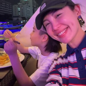 Waa Wei Instagram - 帶著「不會被帶去賣掉吧！」的心情上飛機，抵達泰國的時候，蔡醫師把耳機當成過夜包帶下飛機了，竟然有人比我還ㄎㄧㄤ，瞬間放鬆了不少。

-

蔡醫師常常問我有沒有吃過什麼什麼⋯我常常都說沒有，不是因為減重不敢說，是因為平常和兒子吃的東西就那些，我是可以一直吃一樣的食物也不太會膩的人，蔡醫師如果有吃到好吃的餐廳，他都會拍照推薦給我，有時候我看到照片就等於好像也吃過了，今年過年他送了我一串超Q彈麝香葡萄，又給了我一鍋驥園雞湯，濃到嘴唇不用擦護唇膏，很好喝。

過年前和蔡醫師和他的太太和診所的護理師一起去吃宵夜，他們問我要不要和他們一起去員工旅遊，我想他們也都帶著孩子，這種行程應該很適合親子，於是就跟著一起出發了！

-

整個過年其實身體很不舒服，我笑說這病還真會挑時間，一放假就開始喉嚨啊鼻子啊都不對勁，我連發個文和限動的力氣都沒有，而且就好像快要好的時候，又感冒了。

我每年都有打流感疫苗，但就是打完就會感冒⋯ 🤔，我很少感冒，但一感冒就是比較激烈的那種。

-

大家一起坐在遊覽車上旅行的經驗很少，可能上次是國中畢業旅行吧，喔，很多年前去芬蘭創作營有和一群音樂人坐了大巴士。

其實我也是蠻害羞的人，我知道沒人信，但是是真的，我常常硬著頭皮、鼓起勇氣和別人說話。

我都和路易坐在一起聊天和睡覺，他很乖都沒有鬧，除了有天被泰國的天氣熱到發脾氣一下而已，還有坐太久的車，流了幾滴眼淚，他有幫我整理行李和折衣服，我找不到房卡的時候，也是他幫我找到的。

-

最好笑和最驚訝的事情是某天早上吃早餐的時候，遇到黃少雍一家人，哈哈哈哈哈，也太巧了！我們後來也相約一起吃了晚餐，看到黃蛹和路易已經可以亂聊天，好可愛喔！

-

這次有個行程是幫大象洗澡，我就讓路易下水玩，我在旁邊看，因為想到等等要幫他洗澡換衣服，若是還要忙著整理我自己，我應該會瘋掉，所以就讓其他人和他下水玩，我在旁邊拍照。

我看著那頭大象⋯看著他的眼睛，我不知道他聽不聽得懂我說的話，但我一直和他說謝謝，和他說辛苦了，和他說你好棒，和他揮揮手！

然後大象竟然為了我從水裡走上來，他想黏著我，我就和他拍了好多張照片，我不知道怎麼表達我最高誠意的謝謝，於是用頭靠著他。

我知道他可以感受得到的♥️🐘

黃小愛可以作證，因為小愛在和他拍照的時候，我就一直在和大象進行”溝通”，然後大象就一直朝著我的方向走來。

-

謝謝黃醫師幫忙帶路易下水和大象玩，還把他扛到肩上，從那天之後，彷彿黃醫師有光，時不時路易就會要他抱一下，哈哈哈哈！黃醫師的太太很快也要生寶寶了，期待他們可愛的雙胞胎。

-

去動物園餵長頸鹿的時候，我也是忍不住一直和長頸鹿說話，我就覺得他們會懂啊，哈哈哈。

-

大家一起在船上晚餐、看了美麗的Lady boy和肌肉型男表演、換了泰服去鄭王廟拍照、好喜歡沾芒果的辣椒糖、長柄榴槤怎麼這麼好吃？持續的覺得泰國的冬天怎麼還是好熱？觀光重創怎麼還是這麼多人？

-

沒有被賣掉，平安的回到了寒冷的台北，確定自己還是喜歡冬天的，但我吃到臉變好圓⋯ 

隔天就衝去找蔡醫師，設定新目標是減5公斤，決定開始認真飲控，這次還試了之前都沒試過的美顏針，月底要拍mv，一定要美美的才可以。

在診所看到一起去泰國玩的大家，這次去掛號，多了一點特別的情感。

謝謝蔡醫師和他的太太宜蓁和一路上同行的大家，很有趣也很難忘的旅行。

-

仍然在等待小巨蛋能賜給我場地，然後我已經很久沒有代言了，也很久沒有拍廣告了，2025年請賜給我更多工作吧！！！

-

喜歡《珍珠刑》 嗎？ 
你有想我嗎？