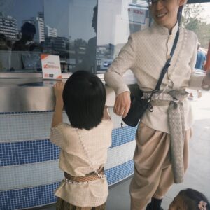 Waa Wei Instagram - 帶著「不會被帶去賣掉吧！」的心情上飛機，抵達泰國的時候，蔡醫師把耳機當成過夜包帶下飛機了，竟然有人比我還ㄎㄧㄤ，瞬間放鬆了不少。

-

蔡醫師常常問我有沒有吃過什麼什麼⋯我常常都說沒有，不是因為減重不敢說，是因為平常和兒子吃的東西就那些，我是可以一直吃一樣的食物也不太會膩的人，蔡醫師如果有吃到好吃的餐廳，他都會拍照推薦給我，有時候我看到照片就等於好像也吃過了，今年過年他送了我一串超Q彈麝香葡萄，又給了我一鍋驥園雞湯，濃到嘴唇不用擦護唇膏，很好喝。

過年前和蔡醫師和他的太太和診所的護理師一起去吃宵夜，他們問我要不要和他們一起去員工旅遊，我想他們也都帶著孩子，這種行程應該很適合親子，於是就跟著一起出發了！

-

整個過年其實身體很不舒服，我笑說這病還真會挑時間，一放假就開始喉嚨啊鼻子啊都不對勁，我連發個文和限動的力氣都沒有，而且就好像快要好的時候，又感冒了。

我每年都有打流感疫苗，但就是打完就會感冒⋯ 🤔，我很少感冒，但一感冒就是比較激烈的那種。

-

大家一起坐在遊覽車上旅行的經驗很少，可能上次是國中畢業旅行吧，喔，很多年前去芬蘭創作營有和一群音樂人坐了大巴士。

其實我也是蠻害羞的人，我知道沒人信，但是是真的，我常常硬著頭皮、鼓起勇氣和別人說話。

我都和路易坐在一起聊天和睡覺，他很乖都沒有鬧，除了有天被泰國的天氣熱到發脾氣一下而已，還有坐太久的車，流了幾滴眼淚，他有幫我整理行李和折衣服，我找不到房卡的時候，也是他幫我找到的。

-

最好笑和最驚訝的事情是某天早上吃早餐的時候，遇到黃少雍一家人，哈哈哈哈哈，也太巧了！我們後來也相約一起吃了晚餐，看到黃蛹和路易已經可以亂聊天，好可愛喔！

-

這次有個行程是幫大象洗澡，我就讓路易下水玩，我在旁邊看，因為想到等等要幫他洗澡換衣服，若是還要忙著整理我自己，我應該會瘋掉，所以就讓其他人和他下水玩，我在旁邊拍照。

我看著那頭大象⋯看著他的眼睛，我不知道他聽不聽得懂我說的話，但我一直和他說謝謝，和他說辛苦了，和他說你好棒，和他揮揮手！

然後大象竟然為了我從水裡走上來，他想黏著我，我就和他拍了好多張照片，我不知道怎麼表達我最高誠意的謝謝，於是用頭靠著他。

我知道他可以感受得到的♥️🐘

黃小愛可以作證，因為小愛在和他拍照的時候，我就一直在和大象進行”溝通”，然後大象就一直朝著我的方向走來。

-

謝謝黃醫師幫忙帶路易下水和大象玩，還把他扛到肩上，從那天之後，彷彿黃醫師有光，時不時路易就會要他抱一下，哈哈哈哈！黃醫師的太太很快也要生寶寶了，期待他們可愛的雙胞胎。

-

去動物園餵長頸鹿的時候，我也是忍不住一直和長頸鹿說話，我就覺得他們會懂啊，哈哈哈。

-

大家一起在船上晚餐、看了美麗的Lady boy和肌肉型男表演、換了泰服去鄭王廟拍照、好喜歡沾芒果的辣椒糖、長柄榴槤怎麼這麼好吃？持續的覺得泰國的冬天怎麼還是好熱？觀光重創怎麼還是這麼多人？

-

沒有被賣掉，平安的回到了寒冷的台北，確定自己還是喜歡冬天的，但我吃到臉變好圓⋯ 

隔天就衝去找蔡醫師，設定新目標是減5公斤，決定開始認真飲控，這次還試了之前都沒試過的美顏針，月底要拍mv，一定要美美的才可以。

在診所看到一起去泰國玩的大家，這次去掛號，多了一點特別的情感。

謝謝蔡醫師和他的太太宜蓁和一路上同行的大家，很有趣也很難忘的旅行。

-

仍然在等待小巨蛋能賜給我場地，然後我已經很久沒有代言了，也很久沒有拍廣告了，2025年請賜給我更多工作吧！！！

-

喜歡《珍珠刑》 嗎？ 
你有想我嗎？