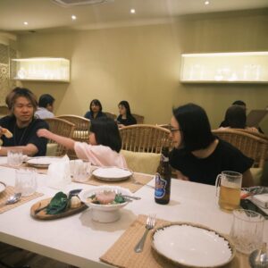 Waa Wei Instagram - 帶著「不會被帶去賣掉吧！」的心情上飛機，抵達泰國的時候，蔡醫師把耳機當成過夜包帶下飛機了，竟然有人比我還ㄎㄧㄤ，瞬間放鬆了不少。

-

蔡醫師常常問我有沒有吃過什麼什麼⋯我常常都說沒有，不是因為減重不敢說，是因為平常和兒子吃的東西就那些，我是可以一直吃一樣的食物也不太會膩的人，蔡醫師如果有吃到好吃的餐廳，他都會拍照推薦給我，有時候我看到照片就等於好像也吃過了，今年過年他送了我一串超Q彈麝香葡萄，又給了我一鍋驥園雞湯，濃到嘴唇不用擦護唇膏，很好喝。

過年前和蔡醫師和他的太太和診所的護理師一起去吃宵夜，他們問我要不要和他們一起去員工旅遊，我想他們也都帶著孩子，這種行程應該很適合親子，於是就跟著一起出發了！

-

整個過年其實身體很不舒服，我笑說這病還真會挑時間，一放假就開始喉嚨啊鼻子啊都不對勁，我連發個文和限動的力氣都沒有，而且就好像快要好的時候，又感冒了。

我每年都有打流感疫苗，但就是打完就會感冒⋯ 🤔，我很少感冒，但一感冒就是比較激烈的那種。

-

大家一起坐在遊覽車上旅行的經驗很少，可能上次是國中畢業旅行吧，喔，很多年前去芬蘭創作營有和一群音樂人坐了大巴士。

其實我也是蠻害羞的人，我知道沒人信，但是是真的，我常常硬著頭皮、鼓起勇氣和別人說話。

我都和路易坐在一起聊天和睡覺，他很乖都沒有鬧，除了有天被泰國的天氣熱到發脾氣一下而已，還有坐太久的車，流了幾滴眼淚，他有幫我整理行李和折衣服，我找不到房卡的時候，也是他幫我找到的。

-

最好笑和最驚訝的事情是某天早上吃早餐的時候，遇到黃少雍一家人，哈哈哈哈哈，也太巧了！我們後來也相約一起吃了晚餐，看到黃蛹和路易已經可以亂聊天，好可愛喔！

-

這次有個行程是幫大象洗澡，我就讓路易下水玩，我在旁邊看，因為想到等等要幫他洗澡換衣服，若是還要忙著整理我自己，我應該會瘋掉，所以就讓其他人和他下水玩，我在旁邊拍照。

我看著那頭大象⋯看著他的眼睛，我不知道他聽不聽得懂我說的話，但我一直和他說謝謝，和他說辛苦了，和他說你好棒，和他揮揮手！

然後大象竟然為了我從水裡走上來，他想黏著我，我就和他拍了好多張照片，我不知道怎麼表達我最高誠意的謝謝，於是用頭靠著他。

我知道他可以感受得到的♥️🐘

黃小愛可以作證，因為小愛在和他拍照的時候，我就一直在和大象進行”溝通”，然後大象就一直朝著我的方向走來。

-

謝謝黃醫師幫忙帶路易下水和大象玩，還把他扛到肩上，從那天之後，彷彿黃醫師有光，時不時路易就會要他抱一下，哈哈哈哈！黃醫師的太太很快也要生寶寶了，期待他們可愛的雙胞胎。

-

去動物園餵長頸鹿的時候，我也是忍不住一直和長頸鹿說話，我就覺得他們會懂啊，哈哈哈。

-

大家一起在船上晚餐、看了美麗的Lady boy和肌肉型男表演、換了泰服去鄭王廟拍照、好喜歡沾芒果的辣椒糖、長柄榴槤怎麼這麼好吃？持續的覺得泰國的冬天怎麼還是好熱？觀光重創怎麼還是這麼多人？

-

沒有被賣掉，平安的回到了寒冷的台北，確定自己還是喜歡冬天的，但我吃到臉變好圓⋯ 

隔天就衝去找蔡醫師，設定新目標是減5公斤，決定開始認真飲控，這次還試了之前都沒試過的美顏針，月底要拍mv，一定要美美的才可以。

在診所看到一起去泰國玩的大家，這次去掛號，多了一點特別的情感。

謝謝蔡醫師和他的太太宜蓁和一路上同行的大家，很有趣也很難忘的旅行。

-

仍然在等待小巨蛋能賜給我場地，然後我已經很久沒有代言了，也很久沒有拍廣告了，2025年請賜給我更多工作吧！！！

-

喜歡《珍珠刑》 嗎？ 
你有想我嗎？