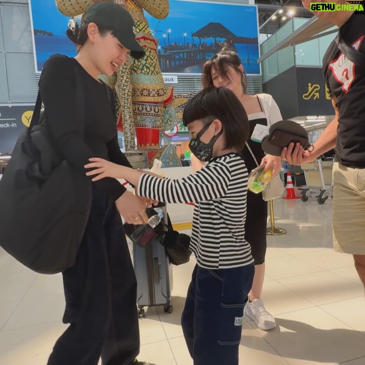 Waa Wei - 24K Likes - 帶著「不會被帶去賣掉吧!」的心情上飛機,抵達泰國的時候,蔡醫師把耳機當成過夜包帶下飛機了,竟然有人比我還ㄎㄧㄤ,瞬間放鬆了不少。
-
蔡醫師常常問我有沒有吃過什麼什麼⋯我常常都說沒有,不是因為減重不敢說,是因為平常和兒子吃的東西就那些,我是可以一直吃一樣的食物也不太會膩的人,蔡醫師如果有吃到好吃的餐廳,他都會拍照推薦給我,有時候我看到照片就等於好像也吃過了,今年過年他送了我一串超Q彈麝香葡萄,又給了我一鍋驥園雞湯,濃到嘴唇不用擦護唇膏,很好喝。
過年前和蔡醫師和他的太太和診所的護理師一起去吃宵夜,他們問我要不要和他們一起去員工旅遊,我想他們也都帶著孩子,這種行程應該很適合親子,於是就跟著一起出發了!
-
整個過年其實身體很不舒服,我笑說這病還真會挑時間,一放假就開始喉嚨啊鼻子啊都不對勁,我連發個文和限動的力氣都沒有,而且就好像快要好的時候,又感冒了。
我每年都有打流感疫苗,但就是打完就會感冒⋯ 🤔,我很少感冒,但一感冒就是比較激烈的那種。
-
大家一起坐在遊覽車上旅行的經驗很少,可能上次是國中畢業旅行吧,喔,很多年前去芬蘭創作營有和一群音樂人坐了大巴士。
其實我也是蠻害羞的人,我知道沒人信,但是是真的,我常常硬著頭皮、鼓起勇氣和別人說話。
我都和路易坐在一起聊天和睡覺,他很乖都沒有鬧,除了有天被泰國的天氣熱到發脾氣一下而已,還有坐太久的車,流了幾滴眼淚,他有幫我整理行李和折衣服,我找不到房卡的時候,也是他幫我找到的。
-
最好笑和最驚訝的事情是某天早上吃早餐的時候,遇到黃少雍一家人,哈哈哈哈哈,也太巧了!我們後來也相約一起吃了晚餐,看到黃蛹和路易已經可以亂聊天,好可愛喔!
-
這次有個行程是幫大象洗澡,我就讓路易下水玩,我在旁邊看,因為想到等等要幫他洗澡換衣服,若是還要忙著整理我自己,我應該會瘋掉,所以就讓其他人和他下水玩,我在旁邊拍照。
我看著那頭大象⋯看著他的眼睛,我不知道他聽不聽得懂我說的話,但我一直和他說謝謝,和他說辛苦了,和他說你好棒,和他揮揮手!
然後大象竟然為了我從水裡走上來,他想黏著我,我就和他拍了好多張照片,我不知道怎麼表達我最高誠意的謝謝,於是用頭靠著他。
我知道他可以感受得到的♥️🐘
黃小愛可以作證,因為小愛在和他拍照的時候,我就一直在和大象進行”溝通”,然後大象就一直朝著我的方向走來。
-
謝謝黃醫師幫忙帶路易下水和大象玩,還把他扛到肩上,從那天之後,彷彿黃醫師有光,時不時路易就會要他抱一下,哈哈哈哈!黃醫師的太太很快也要生寶寶了,期待他們可愛的雙胞胎。
-
去動物園餵長頸鹿的時候,我也是忍不住一直和長頸鹿說話,我就覺得他們會懂啊,哈哈哈。
-
大家一起在船上晚餐、看了美麗的Lady boy和肌肉型男表演、換了泰服去鄭王廟拍照、好喜歡沾芒果的辣椒糖、長柄榴槤怎麼這麼好吃?持續的覺得泰國的冬天怎麼還是好熱?觀光重創怎麼還是這麼多人?
-
沒有被賣掉,平安的回到了寒冷的台北,確定自己還是喜歡冬天的,但我吃到臉變好圓⋯
隔天就衝去找蔡醫師,設定新目標是減5公斤,決定開始認真飲控,這次還試了之前都沒試過的美顏針,月底要拍mv,一定要美美的才可以。
在診所看到一起去泰國玩的大家,這次去掛號,多了一點特別的情感。
謝謝蔡醫師和他的太太宜蓁和一路上同行的大家,很有趣也很難忘的旅行。
-
仍然在等待小巨蛋能賜給我場地,然後我已經很久沒有代言了,也很久沒有拍廣告了,2025年請賜給我更多工作吧!!!
-
喜歡《珍珠刑》 嗎?
你有想我嗎?
