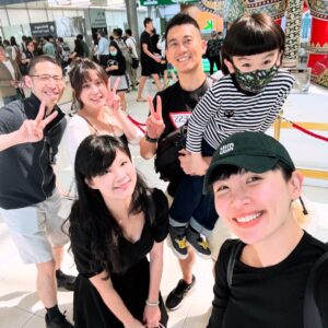 Waa Wei Instagram - 帶著「不會被帶去賣掉吧！」的心情上飛機，抵達泰國的時候，蔡醫師把耳機當成過夜包帶下飛機了，竟然有人比我還ㄎㄧㄤ，瞬間放鬆了不少。

-

蔡醫師常常問我有沒有吃過什麼什麼⋯我常常都說沒有，不是因為減重不敢說，是因為平常和兒子吃的東西就那些，我是可以一直吃一樣的食物也不太會膩的人，蔡醫師如果有吃到好吃的餐廳，他都會拍照推薦給我，有時候我看到照片就等於好像也吃過了，今年過年他送了我一串超Q彈麝香葡萄，又給了我一鍋驥園雞湯，濃到嘴唇不用擦護唇膏，很好喝。

過年前和蔡醫師和他的太太和診所的護理師一起去吃宵夜，他們問我要不要和他們一起去員工旅遊，我想他們也都帶著孩子，這種行程應該很適合親子，於是就跟著一起出發了！

-

整個過年其實身體很不舒服，我笑說這病還真會挑時間，一放假就開始喉嚨啊鼻子啊都不對勁，我連發個文和限動的力氣都沒有，而且就好像快要好的時候，又感冒了。

我每年都有打流感疫苗，但就是打完就會感冒⋯ 🤔，我很少感冒，但一感冒就是比較激烈的那種。

-

大家一起坐在遊覽車上旅行的經驗很少，可能上次是國中畢業旅行吧，喔，很多年前去芬蘭創作營有和一群音樂人坐了大巴士。

其實我也是蠻害羞的人，我知道沒人信，但是是真的，我常常硬著頭皮、鼓起勇氣和別人說話。

我都和路易坐在一起聊天和睡覺，他很乖都沒有鬧，除了有天被泰國的天氣熱到發脾氣一下而已，還有坐太久的車，流了幾滴眼淚，他有幫我整理行李和折衣服，我找不到房卡的時候，也是他幫我找到的。

-

最好笑和最驚訝的事情是某天早上吃早餐的時候，遇到黃少雍一家人，哈哈哈哈哈，也太巧了！我們後來也相約一起吃了晚餐，看到黃蛹和路易已經可以亂聊天，好可愛喔！

-

這次有個行程是幫大象洗澡，我就讓路易下水玩，我在旁邊看，因為想到等等要幫他洗澡換衣服，若是還要忙著整理我自己，我應該會瘋掉，所以就讓其他人和他下水玩，我在旁邊拍照。

我看著那頭大象⋯看著他的眼睛，我不知道他聽不聽得懂我說的話，但我一直和他說謝謝，和他說辛苦了，和他說你好棒，和他揮揮手！

然後大象竟然為了我從水裡走上來，他想黏著我，我就和他拍了好多張照片，我不知道怎麼表達我最高誠意的謝謝，於是用頭靠著他。

我知道他可以感受得到的♥️🐘

黃小愛可以作證，因為小愛在和他拍照的時候，我就一直在和大象進行”溝通”，然後大象就一直朝著我的方向走來。

-

謝謝黃醫師幫忙帶路易下水和大象玩，還把他扛到肩上，從那天之後，彷彿黃醫師有光，時不時路易就會要他抱一下，哈哈哈哈！黃醫師的太太很快也要生寶寶了，期待他們可愛的雙胞胎。

-

去動物園餵長頸鹿的時候，我也是忍不住一直和長頸鹿說話，我就覺得他們會懂啊，哈哈哈。

-

大家一起在船上晚餐、看了美麗的Lady boy和肌肉型男表演、換了泰服去鄭王廟拍照、好喜歡沾芒果的辣椒糖、長柄榴槤怎麼這麼好吃？持續的覺得泰國的冬天怎麼還是好熱？觀光重創怎麼還是這麼多人？

-

沒有被賣掉，平安的回到了寒冷的台北，確定自己還是喜歡冬天的，但我吃到臉變好圓⋯ 

隔天就衝去找蔡醫師，設定新目標是減5公斤，決定開始認真飲控，這次還試了之前都沒試過的美顏針，月底要拍mv，一定要美美的才可以。

在診所看到一起去泰國玩的大家，這次去掛號，多了一點特別的情感。

謝謝蔡醫師和他的太太宜蓁和一路上同行的大家，很有趣也很難忘的旅行。

-

仍然在等待小巨蛋能賜給我場地，然後我已經很久沒有代言了，也很久沒有拍廣告了，2025年請賜給我更多工作吧！！！

-

喜歡《珍珠刑》 嗎？ 
你有想我嗎？