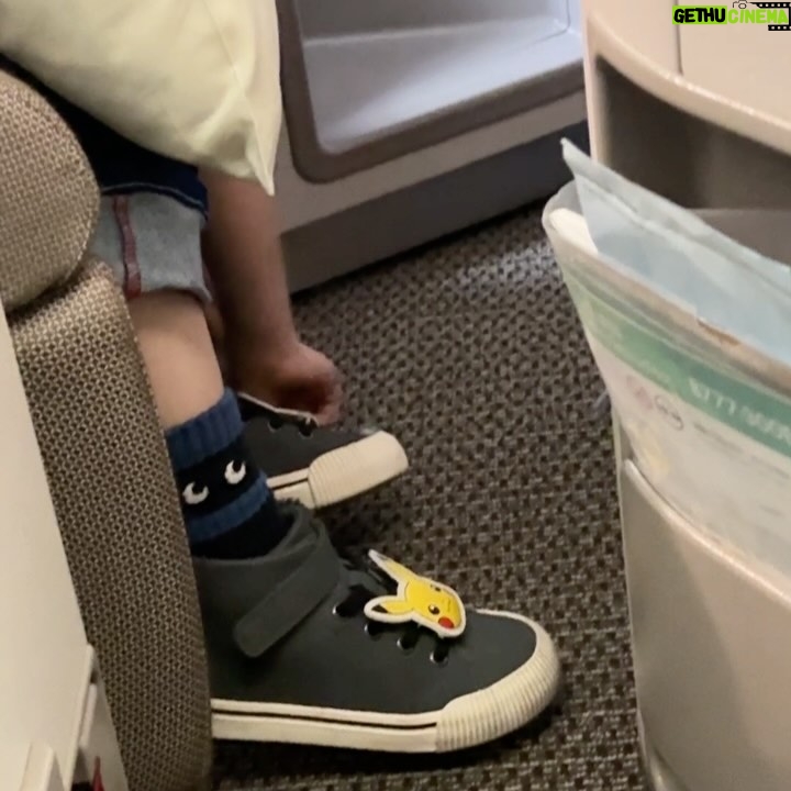 Waa Wei - 24K Likes - 帶著「不會被帶去賣掉吧!」的心情上飛機,抵達泰國的時候,蔡醫師把耳機當成過夜包帶下飛機了,竟然有人比我還ㄎㄧㄤ,瞬間放鬆了不少。
-
蔡醫師常常問我有沒有吃過什麼什麼⋯我常常都說沒有,不是因為減重不敢說,是因為平常和兒子吃的東西就那些,我是可以一直吃一樣的食物也不太會膩的人,蔡醫師如果有吃到好吃的餐廳,他都會拍照推薦給我,有時候我看到照片就等於好像也吃過了,今年過年他送了我一串超Q彈麝香葡萄,又給了我一鍋驥園雞湯,濃到嘴唇不用擦護唇膏,很好喝。
過年前和蔡醫師和他的太太和診所的護理師一起去吃宵夜,他們問我要不要和他們一起去員工旅遊,我想他們也都帶著孩子,這種行程應該很適合親子,於是就跟著一起出發了!
-
整個過年其實身體很不舒服,我笑說這病還真會挑時間,一放假就開始喉嚨啊鼻子啊都不對勁,我連發個文和限動的力氣都沒有,而且就好像快要好的時候,又感冒了。
我每年都有打流感疫苗,但就是打完就會感冒⋯ 🤔,我很少感冒,但一感冒就是比較激烈的那種。
-
大家一起坐在遊覽車上旅行的經驗很少,可能上次是國中畢業旅行吧,喔,很多年前去芬蘭創作營有和一群音樂人坐了大巴士。
其實我也是蠻害羞的人,我知道沒人信,但是是真的,我常常硬著頭皮、鼓起勇氣和別人說話。
我都和路易坐在一起聊天和睡覺,他很乖都沒有鬧,除了有天被泰國的天氣熱到發脾氣一下而已,還有坐太久的車,流了幾滴眼淚,他有幫我整理行李和折衣服,我找不到房卡的時候,也是他幫我找到的。
-
最好笑和最驚訝的事情是某天早上吃早餐的時候,遇到黃少雍一家人,哈哈哈哈哈,也太巧了!我們後來也相約一起吃了晚餐,看到黃蛹和路易已經可以亂聊天,好可愛喔!
-
這次有個行程是幫大象洗澡,我就讓路易下水玩,我在旁邊看,因為想到等等要幫他洗澡換衣服,若是還要忙著整理我自己,我應該會瘋掉,所以就讓其他人和他下水玩,我在旁邊拍照。
我看著那頭大象⋯看著他的眼睛,我不知道他聽不聽得懂我說的話,但我一直和他說謝謝,和他說辛苦了,和他說你好棒,和他揮揮手!
然後大象竟然為了我從水裡走上來,他想黏著我,我就和他拍了好多張照片,我不知道怎麼表達我最高誠意的謝謝,於是用頭靠著他。
我知道他可以感受得到的♥️🐘
黃小愛可以作證,因為小愛在和他拍照的時候,我就一直在和大象進行”溝通”,然後大象就一直朝著我的方向走來。
-
謝謝黃醫師幫忙帶路易下水和大象玩,還把他扛到肩上,從那天之後,彷彿黃醫師有光,時不時路易就會要他抱一下,哈哈哈哈!黃醫師的太太很快也要生寶寶了,期待他們可愛的雙胞胎。
-
去動物園餵長頸鹿的時候,我也是忍不住一直和長頸鹿說話,我就覺得他們會懂啊,哈哈哈。
-
大家一起在船上晚餐、看了美麗的Lady boy和肌肉型男表演、換了泰服去鄭王廟拍照、好喜歡沾芒果的辣椒糖、長柄榴槤怎麼這麼好吃?持續的覺得泰國的冬天怎麼還是好熱?觀光重創怎麼還是這麼多人?
-
沒有被賣掉,平安的回到了寒冷的台北,確定自己還是喜歡冬天的,但我吃到臉變好圓⋯
隔天就衝去找蔡醫師,設定新目標是減5公斤,決定開始認真飲控,這次還試了之前都沒試過的美顏針,月底要拍mv,一定要美美的才可以。
在診所看到一起去泰國玩的大家,這次去掛號,多了一點特別的情感。
謝謝蔡醫師和他的太太宜蓁和一路上同行的大家,很有趣也很難忘的旅行。
-
仍然在等待小巨蛋能賜給我場地,然後我已經很久沒有代言了,也很久沒有拍廣告了,2025年請賜給我更多工作吧!!!
-
喜歡《珍珠刑》 嗎?
你有想我嗎?