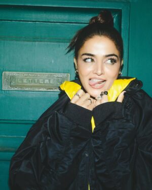 Wamiqa Gabbi Instagram - The eyes chico…. they never lie 💛👁️👁️
@onitsukatigerofficial @onitsukatigerindia 
……………………………………
📸Captured at the right moments by @gourabganguli 
👕Imagination put together by @naheedee 
💄Makeup art by @makeupbyriddhima 
💆🏻‍♀️Playsession with my hair by @kritikagill