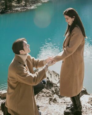 Wannarot Sonthichai Instagram - คู่ชีวิต💍🏠❤️👨‍🦳🧑‍🦳

Hello my fiancée, I’m always proud to have you by my side and it will be forever:) I promise…

#รักที่รัก #สวัสดีคุณคู่หมั้น:)
#wwcoupleforever