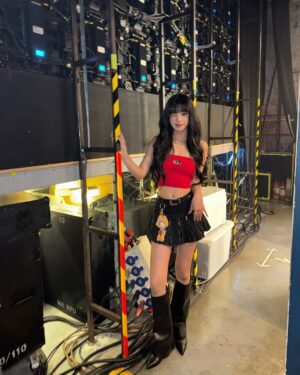 Wenny Lin Instagram - *假裝自己是女偶像的一天🤘🏻 
謝謝凱爾叔叔帶我去這麼好玩的專場🔥🔥🔥

雖然還是在舞台上吵起來，不過對話當中所有的感謝都是發自內心的，再次謝謝總是讓人如此自在的神父幫我圓夢，請繼續飛高高，但衣服的部分我還是覺得可以穿回去了。

好開玩笑的你是最時髦的，♡ 。
凱叔認真起來真的很讚，歡迎大家入教～

Hair | @h.harley_1107
Makeup | @bonnie_evolrich
Stylist | @its_yiling

@diesel #diesel
@allsaintstaiwan @allsaints_style #AllSaintsTaiwan