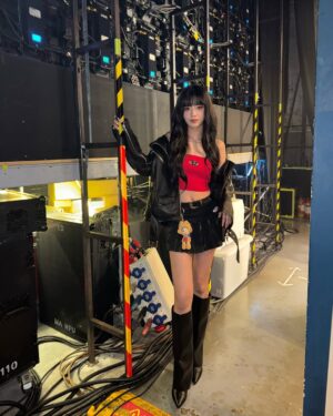 Wenny Lin Instagram - *假裝自己是女偶像的一天🤘🏻 
謝謝凱爾叔叔帶我去這麼好玩的專場🔥🔥🔥

雖然還是在舞台上吵起來，不過對話當中所有的感謝都是發自內心的，再次謝謝總是讓人如此自在的神父幫我圓夢，請繼續飛高高，但衣服的部分我還是覺得可以穿回去了。

好開玩笑的你是最時髦的，♡ 。
凱叔認真起來真的很讚，歡迎大家入教～

Hair | @h.harley_1107
Makeup | @bonnie_evolrich
Stylist | @its_yiling

@diesel #diesel
@allsaintstaiwan @allsaints_style #AllSaintsTaiwan