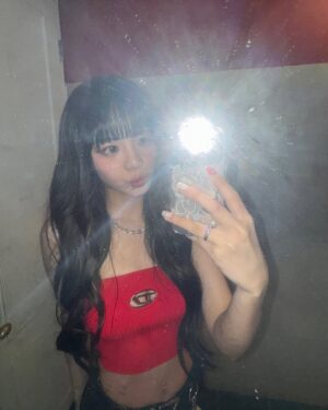 Wenny Lin Instagram - *假裝自己是女偶像的一天🤘🏻 
謝謝凱爾叔叔帶我去這麼好玩的專場🔥🔥🔥

雖然還是在舞台上吵起來，不過對話當中所有的感謝都是發自內心的，再次謝謝總是讓人如此自在的神父幫我圓夢，請繼續飛高高，但衣服的部分我還是覺得可以穿回去了。

好開玩笑的你是最時髦的，♡ 。
凱叔認真起來真的很讚，歡迎大家入教～

Hair | @h.harley_1107
Makeup | @bonnie_evolrich
Stylist | @its_yiling

@diesel #diesel
@allsaintstaiwan @allsaints_style #AllSaintsTaiwan