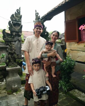 Westny Dj Instagram - AshkiaLo...Ne cening jani mesapuh-sapuh, apang ilang dakin liman ceninge, apang kedas cening ngisiang urip 🙏🏻

" agar segala kekotoran di tangan Sang Anak hilang, sehingga diharapkan bisa memegang kehidupan dengan tangan bersih."🙏🏻

We are so proud to have you KiaLo.. another powerful boy in our life❤️ that cute smile stays remain forever🥹

📸 : @rizkiiigs @dclsprojects @deachessals 
Baju kokoh : @ria.atelier 

#otonan #6bln #upacara #ceremony #boy #tradisibali