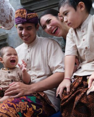 Westny Dj Instagram - AshkiaLo...Ne cening jani mesapuh-sapuh, apang ilang dakin liman ceninge, apang kedas cening ngisiang urip 🙏🏻

" agar segala kekotoran di tangan Sang Anak hilang, sehingga diharapkan bisa memegang kehidupan dengan tangan bersih."🙏🏻

We are so proud to have you KiaLo.. another powerful boy in our life❤️ that cute smile stays remain forever🥹

📸 : @rizkiiigs @dclsprojects @deachessals 
Baju kokoh : @ria.atelier 

#otonan #6bln #upacara #ceremony #boy #tradisibali