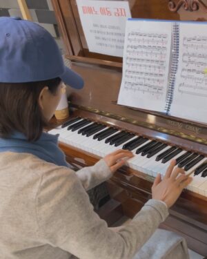 Won Jin-ah Instagram - 말할 수 없는 비밀 추억☀️ 
이제 극장에서 만나요🎹