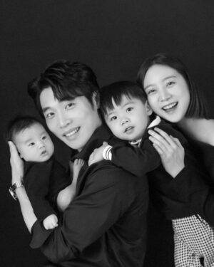 Woo Hye-rim Instagram - 우리 시안이 벌써 50일이라니🥹🌟 (시우 표정 좋다😀) 시안이는 누구를 닮았나요?🤔🤔🤔

#시간아멈춰라 #가족사진 #50일촬영 50 days already! We love you, our little boy ❤️