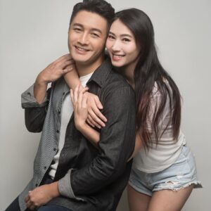 Xenia Chong Instagram - 💖💖💖
好開心呀💓
襯住今日情人節有事要宣布呀❣️
想送份有啲意思嘅「加油」禮物 💪
陪你過更「精」彩的每一晚
愛就要大大力咁愛
