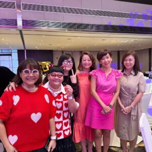 Xiang Yun Instagram - 喜气洋洋！新传媒嫁女儿～慧霖，新郎也是公司的孩子～Wang。
慧霖是我合作最多次的统筹，她温柔善良、可爱可亲、认真尽责、任劳任怨。今天她出嫁，我心里的喜悦和感动真是难以形容，就像自己嫁女儿一样。🥰🥰🥰
在别开生面的喜宴上，笑声不断，喜乐气氛中，衷心祝福亲爱的慧霖与Wang 永结同心、幸福美满、早生贵子。💕💕💕🥂🥂🥂