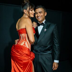 Yamila Reyna Instagram - Gala de viña 2025
Luciéndome con este morenazo hermoso, 
Que lindo es caminar de tu mano @americooficial ♥️