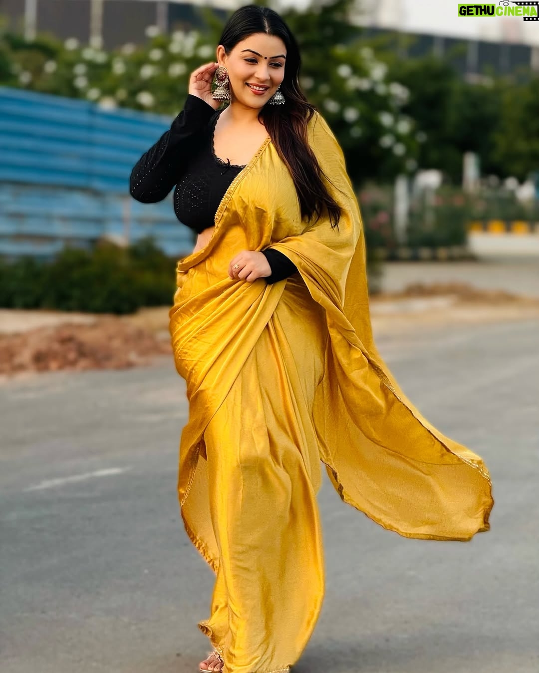 Yamini Malhotra - 17.6K Likes - Shayri Layak Photo ❤️
