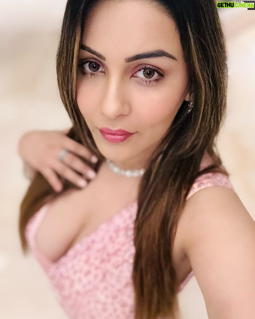 Yamini Malhotra - 11.1K Likes - Pink 👄