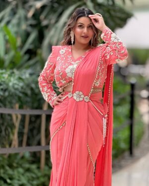 Yamini Malhotra Instagram - Sweet Feelings 😍
Saree from @silai_bhartimittal 
.
#pinksaree #peachsaree #saree #sarees #sareelook #sareelove #sareelovers #designersareemumbai #designerssaree