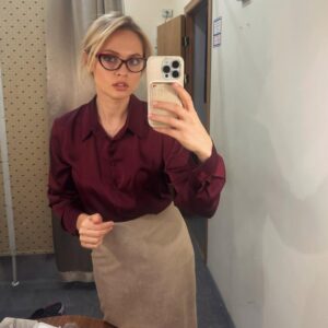 Yanina Studilina Instagram - Встречаю «День Всех Влюбленных» на сцене театра Сатиры ❤️ репетирую премьеру «Старушка в Подарок» 🙋‍♀️ помогите выбрать очки для моей героини Ксении 1,2,3 или 4? 

Премьера 18,19 февраля. Но билетов уже нет на февраль и на март заканчиваются ! Жду вас очень 🎭

#театрсатиры #сатира #премьераспектакля #старушкавподарок #янинастудилина