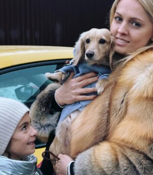 Yanina Studilina Instagram - А как проходят ваши выходные ?
Утром репетиции в театре Сатиры , днем каток с Анечкой ☺️

🚕 ну и стабильно выручает @yandex.go #яндексgo_сдетьми 
#тарифдетский