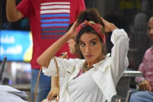 Yara Azmy Instagram - الفيلم ده هيفضل ليه مكانه خاصة في قلبي علشان حقيقي استمتعت بكل لحظة بالشغل فيه… ده غير ان كنت بجد محظوظة ان اشتغل مع ناس روحها حلوة كده 🤍 

#BTS  من فيلم دراكورع

Now in cinemas