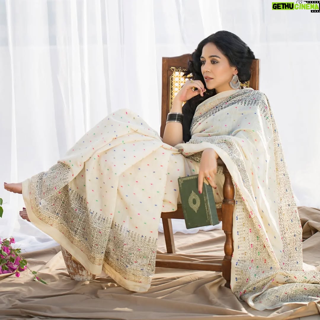 Yasra Rizvi - 6.5K Likes - Main jitna dastyaab hoon .. Utna hi nayaab hoon :)
👗 @amk.libaas
Photographs: @mohsinkhawarphotography
Creative & Art Direction: @designstudioamk
Makeup & Hair: @makeupbymahamgull
PR: @alchemistspk
#yasrarizvi #mohsinkhawarphotography #amklibaas #photographer #actor #director #writer #covershoot #alchemistspk