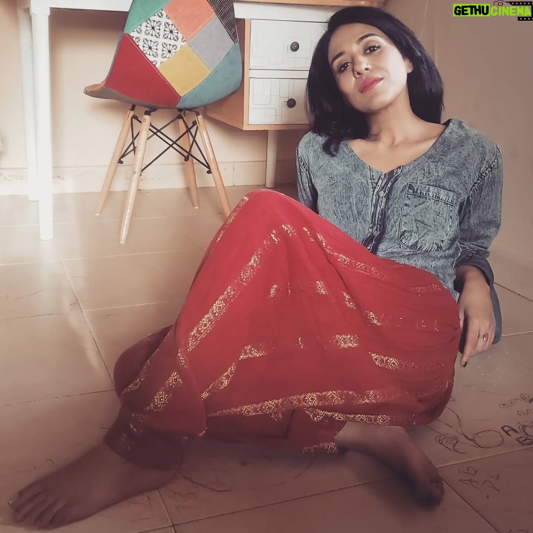 Yasra Rizvi - 2.8K Likes - Get up! Dress up! Show up! Can't waste what you HAVE thinking of what should have been or can't be :) Chalo kaam karo sab 🙄
#yasrarizvi