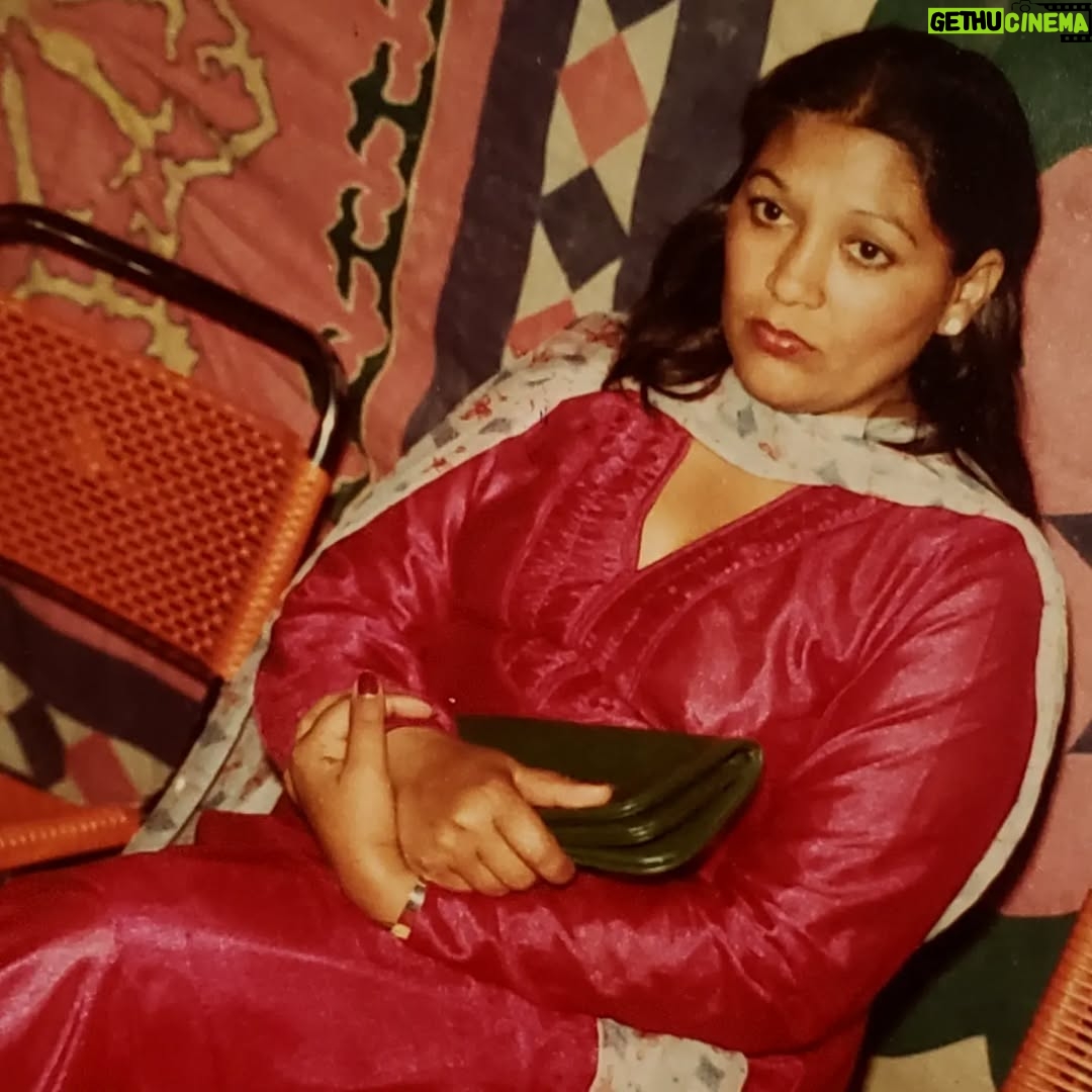 Yasra Rizvi - 2.1K Likes - This is where I get the stare from :) my resting face is purely DNA I can not be held accountable for any damages it may cause and the manufacturers have closed shop so there is no helpline. If you must look at me do it at your own risk :)
#shahnaztatari #yasrarizvi