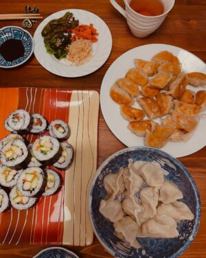 Yasuko Mitsuura Instagram - 最近発足したシングルレイディズクラブの会合。
私の巻き寿司、豆もやしナムル、ほうれん草お浸し、ニンジンきんぴら、ししとう焼き、お吸い物（映ってない）。
中国のお友達の皮から手作り焼き餃子、水餃子。具が違ってて、タレ要らず。どっちも激うま。
カナダの超coolなお友達の78歳のバースデーパーリーよ。
「おいしそうー」と褒められたく、載せました。邪が少々入ってます。皆さん、毎日忙しいでしょうから、お気遣いなく。