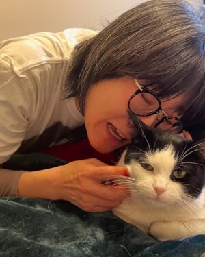 Yasuko Mitsuura Instagram - まるちゃん。（友人猫）ご迷惑かもしれませんが、体温に癒されたい日があるんですの。も少しいいかしら。