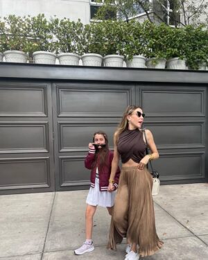 Yelena Maciel Instagram - Caminar de tu mano y guiar tus pasos sin darme cuenta de cuánto tú guías también los míos…!
💖
FELIZ DÍA DE LAS MADRES A TODAS ESAS MUJERES QUE ENTENDEMOS LA MISIÓN TAN MÁGICA QUE ES ESTA . En especial a mi súper madre 😍 y mis increíbles abuelas! 
.
#diadelasmadres #felizdiadelamadre