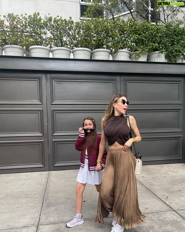 Yelena Maciel - 8.6K Likes - Caminar de tu mano y guiar tus pasos sin darme cuenta de cuánto tú guías también los míos…!
💖
FELIZ DÍA DE LAS MADRES A TODAS ESAS MUJERES QUE ENTENDEMOS LA MISIÓN TAN MÁGICA QUE ES ESTA . En especial a mi súper madre 😍 y mis increíbles abuelas!
.
#diadelasmadres #felizdiadelamadre